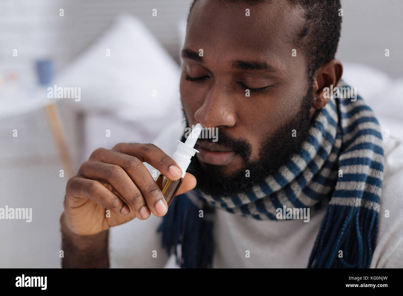 Giovane uomo avente un trattamento necessario a casa Foto Stock