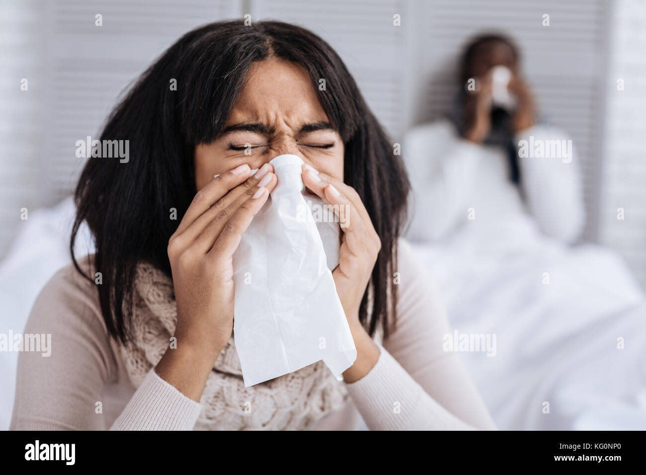 Infelice donna che guarda stanco di costante starnuti Foto Stock