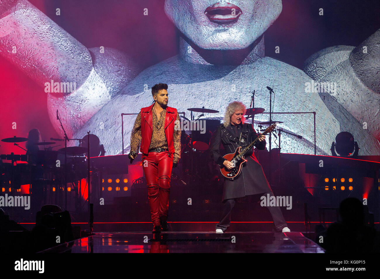 Il cantante Adam Lambert, sinistro e il chitarrista Brian May del gruppo britannico Queen eseguire durante il concerto di Praga Repubblica Ceca, mercoledì 1 ottobre Foto Stock