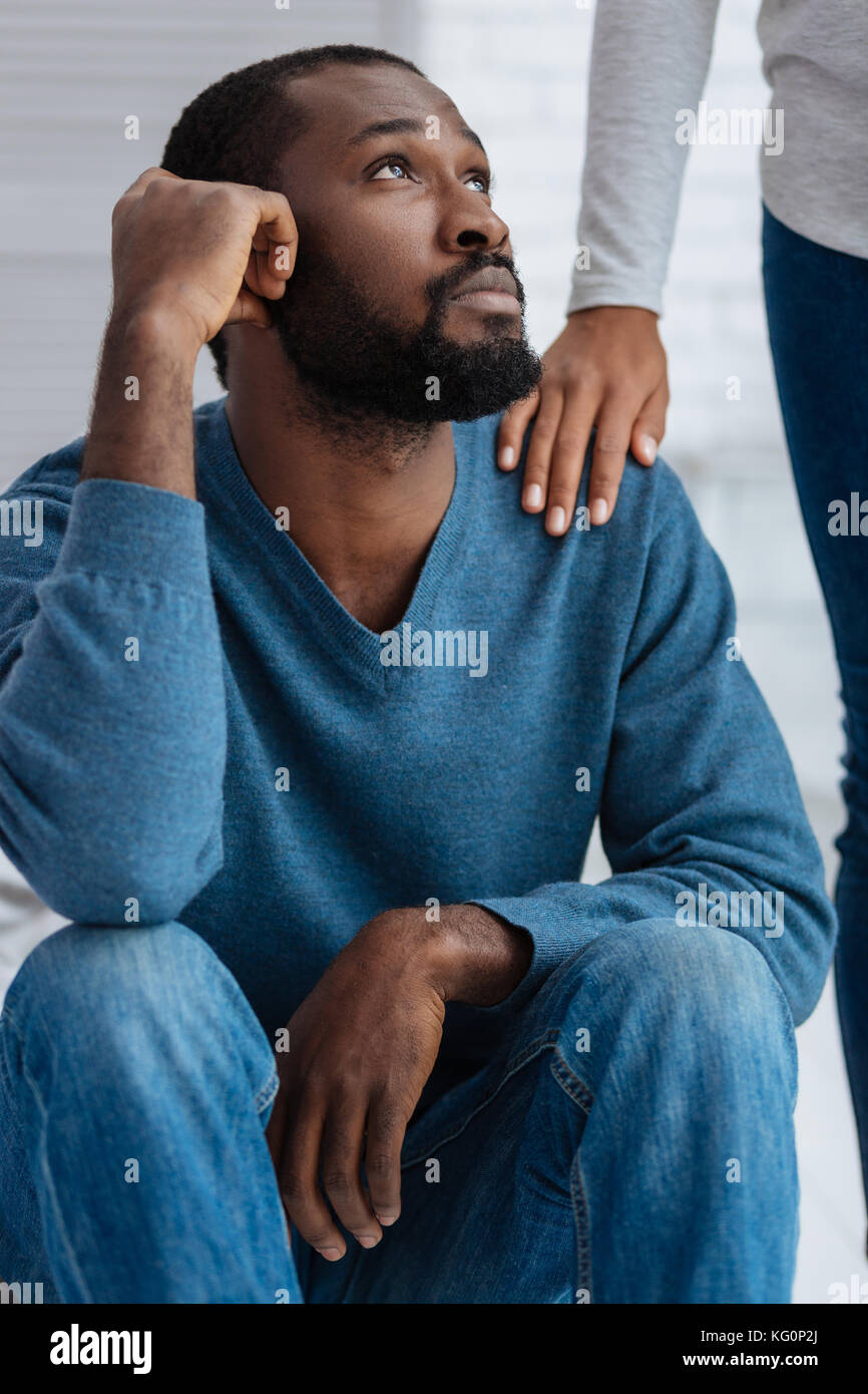 Un uomo infelice che sembra triste e premuroso Foto Stock