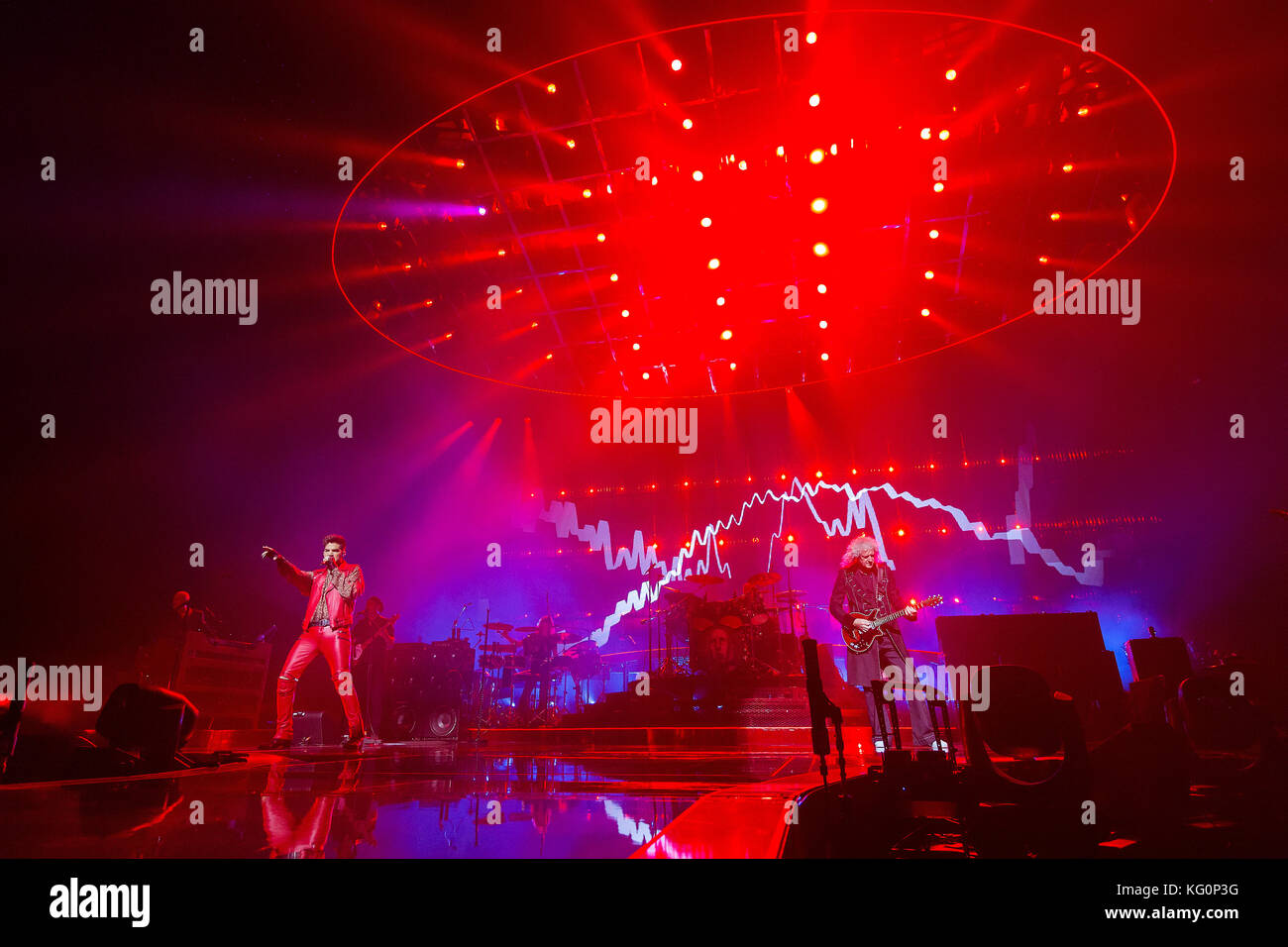 Il cantante Adam Lambert, sinistro e il chitarrista Brian May del gruppo britannico Queen eseguire durante il concerto di Praga Repubblica Ceca, mercoledì 1 ottobre Foto Stock