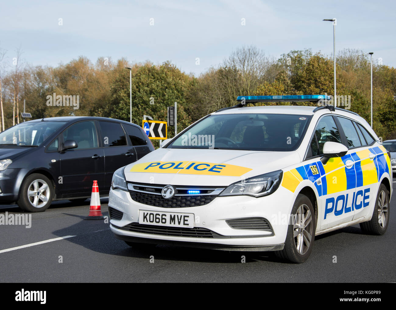 Auto della Polizia stradale si chiude a Swindon, Wiltshire Foto Stock