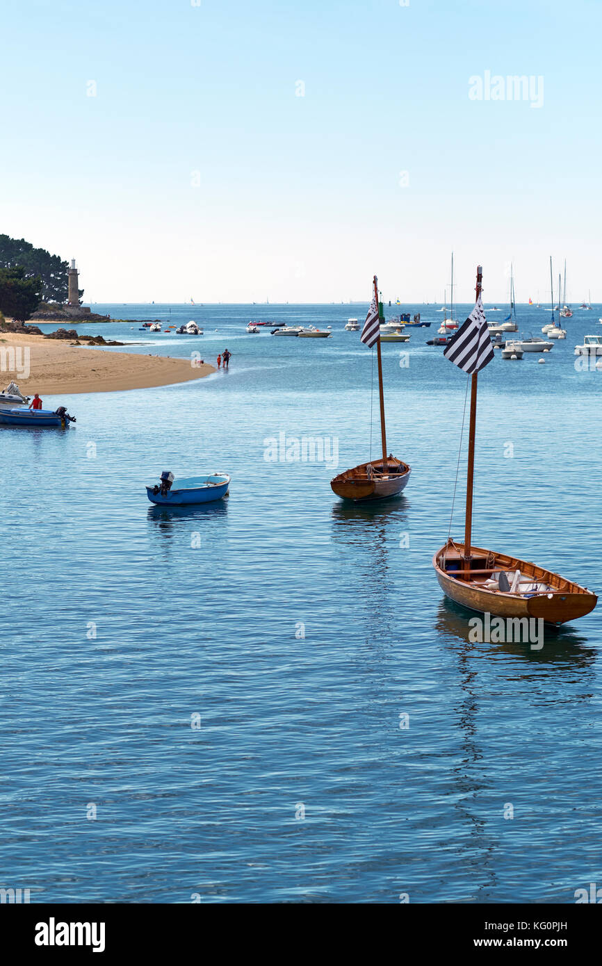 Barche bretone tradizionali di legno ormeggiate in Bretagna Francia. Foto Stock