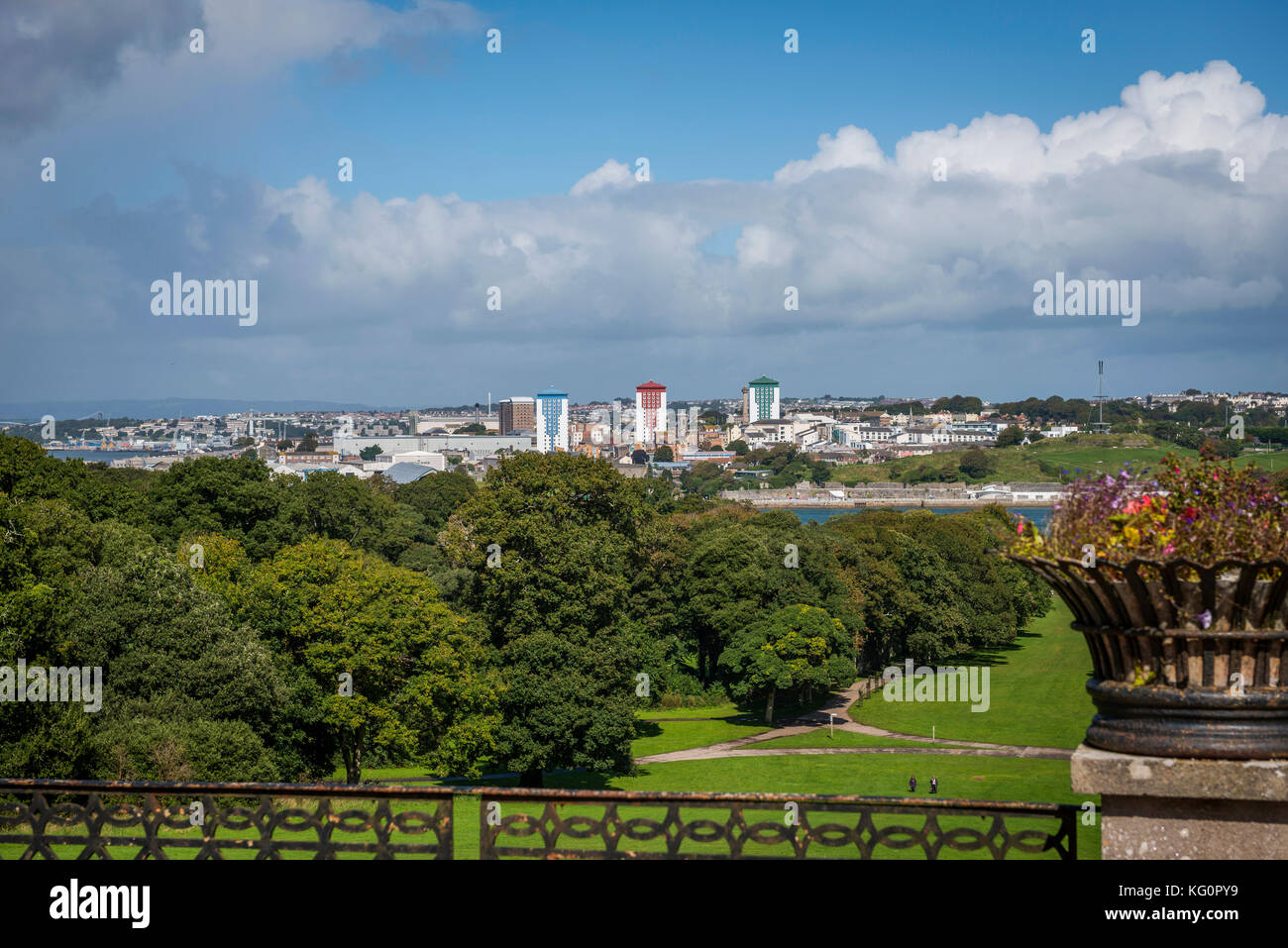 Vista di Plymouth da Mount Edgcumbe Country Park, Cornwall, Regno Unito Foto Stock