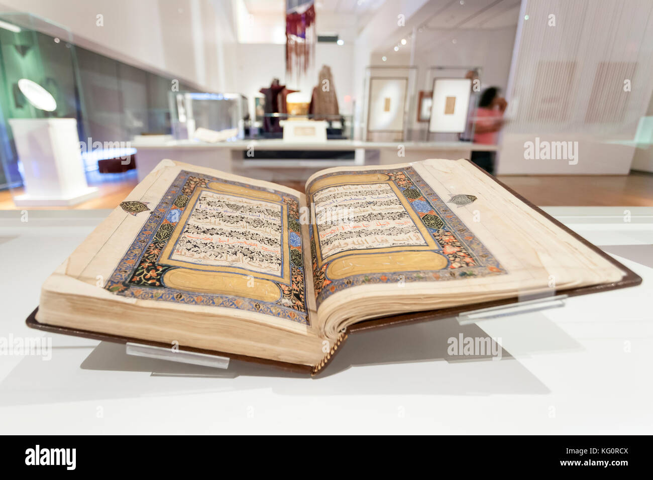 Toronto, Canada - 18 ottobre 2017: Corano storico presso l'Aga Khan Museum di Toronto, Canada Foto Stock