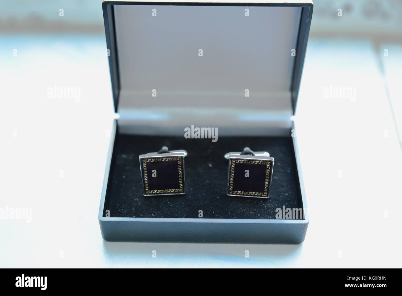 bracciali neri all'interno di una scatola Foto Stock