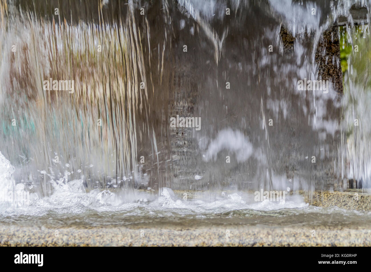 Fontana di trombe dettaglio comprendendo una superficie di acqua con piccole onde, gocce di acqua e schizzi in atmosfera pietroso Foto Stock