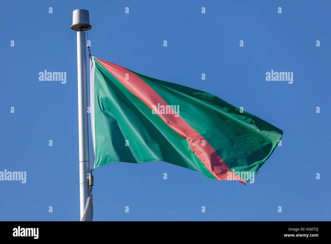 Il flag di ismaili sventolare nel vento contro un cielo blu Foto Stock