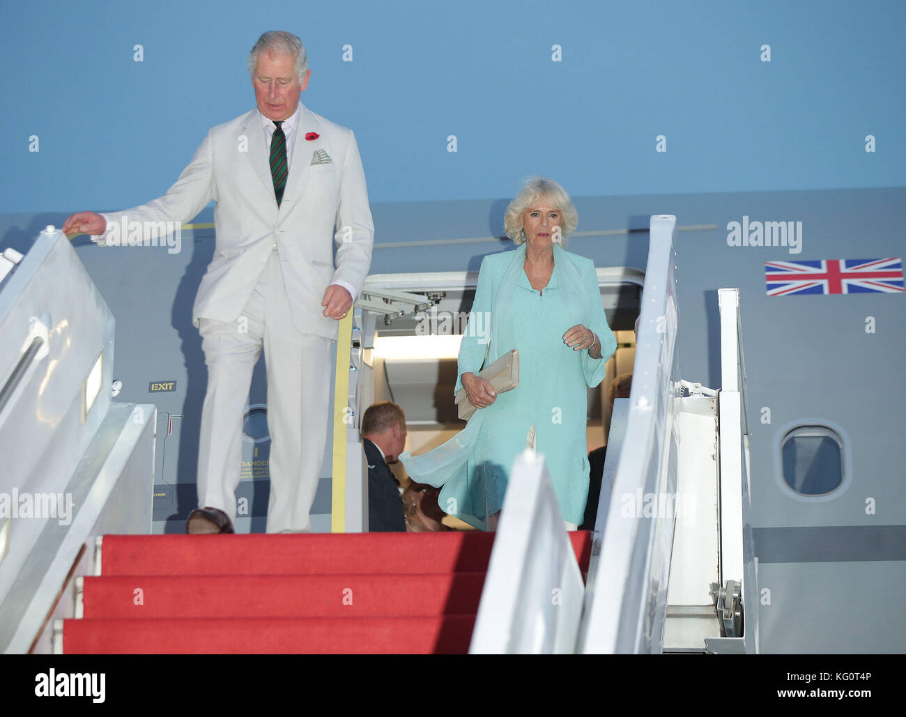 Il Principe del Galles e la Duchessa di Cornovaglia arrivano al complesso Bunga Raya all'Aeroporto Internazionale di Kuala Lumpur, Malesia, durante un tour autunnale di 11 giorni dell'Asia. Foto Stock