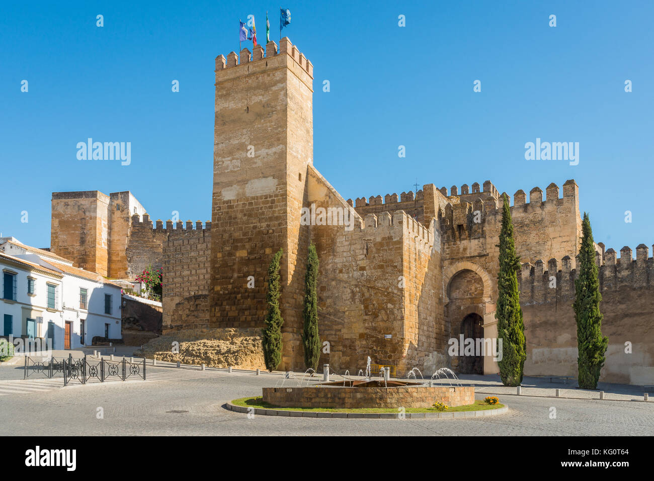 Gate di Siviglia e la torre in Carmona, Siviglia Foto Stock