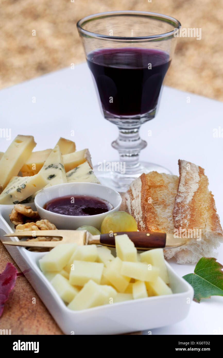 Degustazione di formaggi e vino rosso vetro su un tavolo Foto Stock