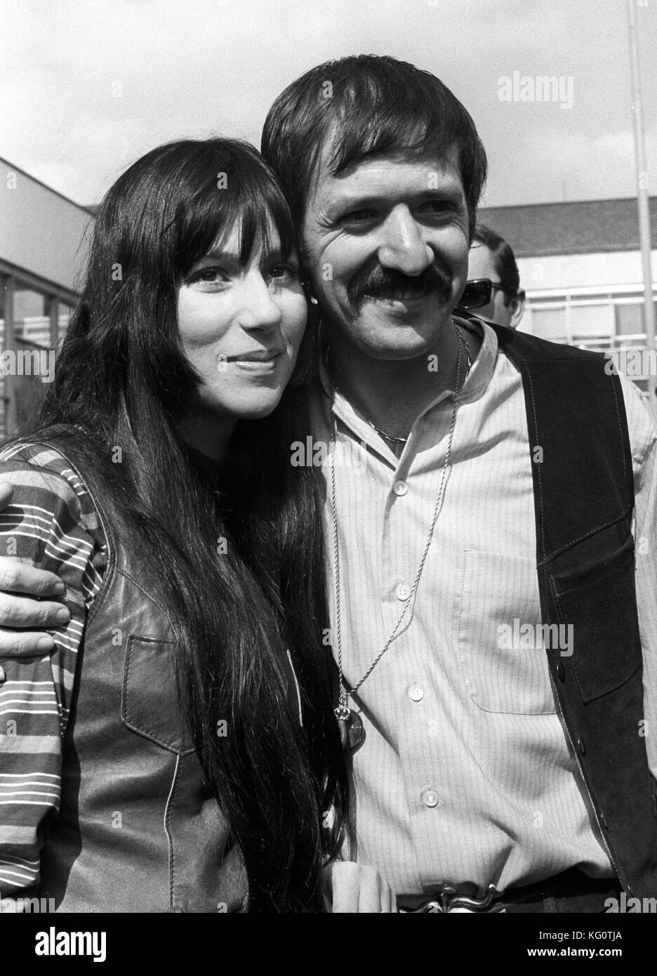 I cantanti pop americani Sonny e Cher all'arrivo all'aeroporto di Heathrow, Londra, dagli Stati Uniti. Devono comparire in televisione nel Tom Jones Show. Foto Stock