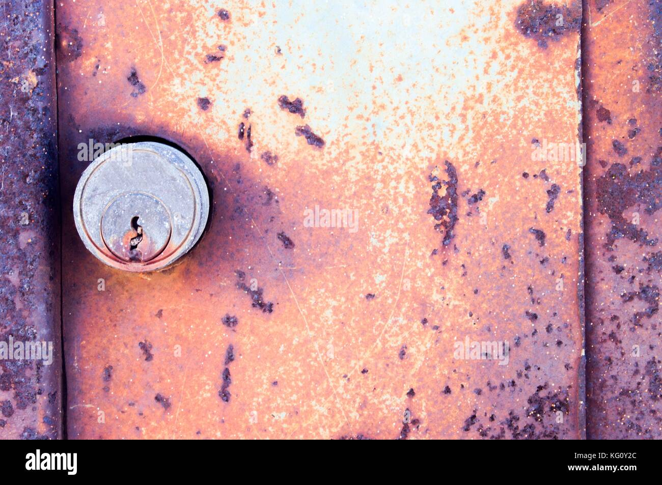 Dettaglio della ringhiera vecchia e ossidato con blocco Foto Stock