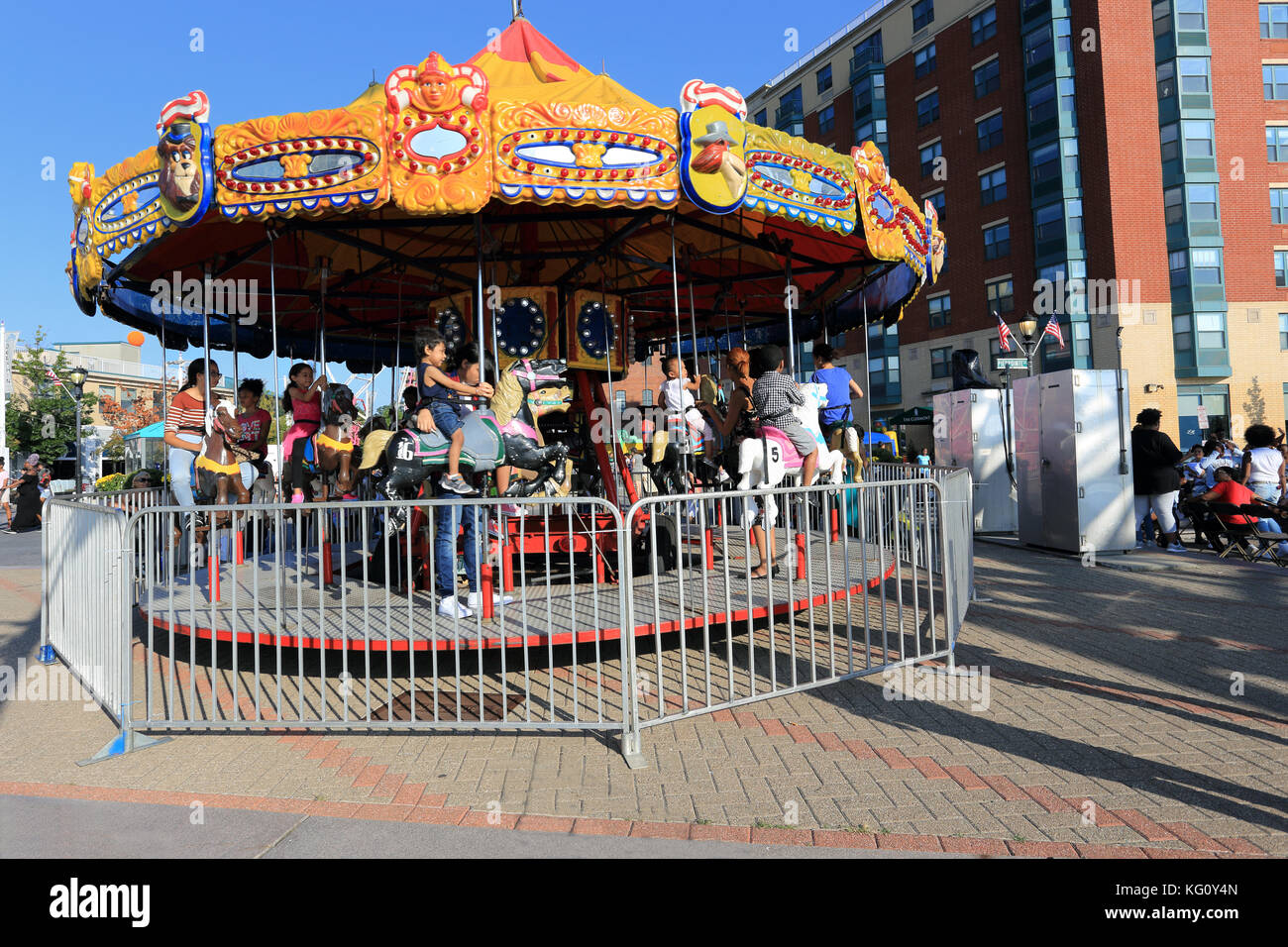 Bambini su Merry Go Round Yonkers New York Foto Stock