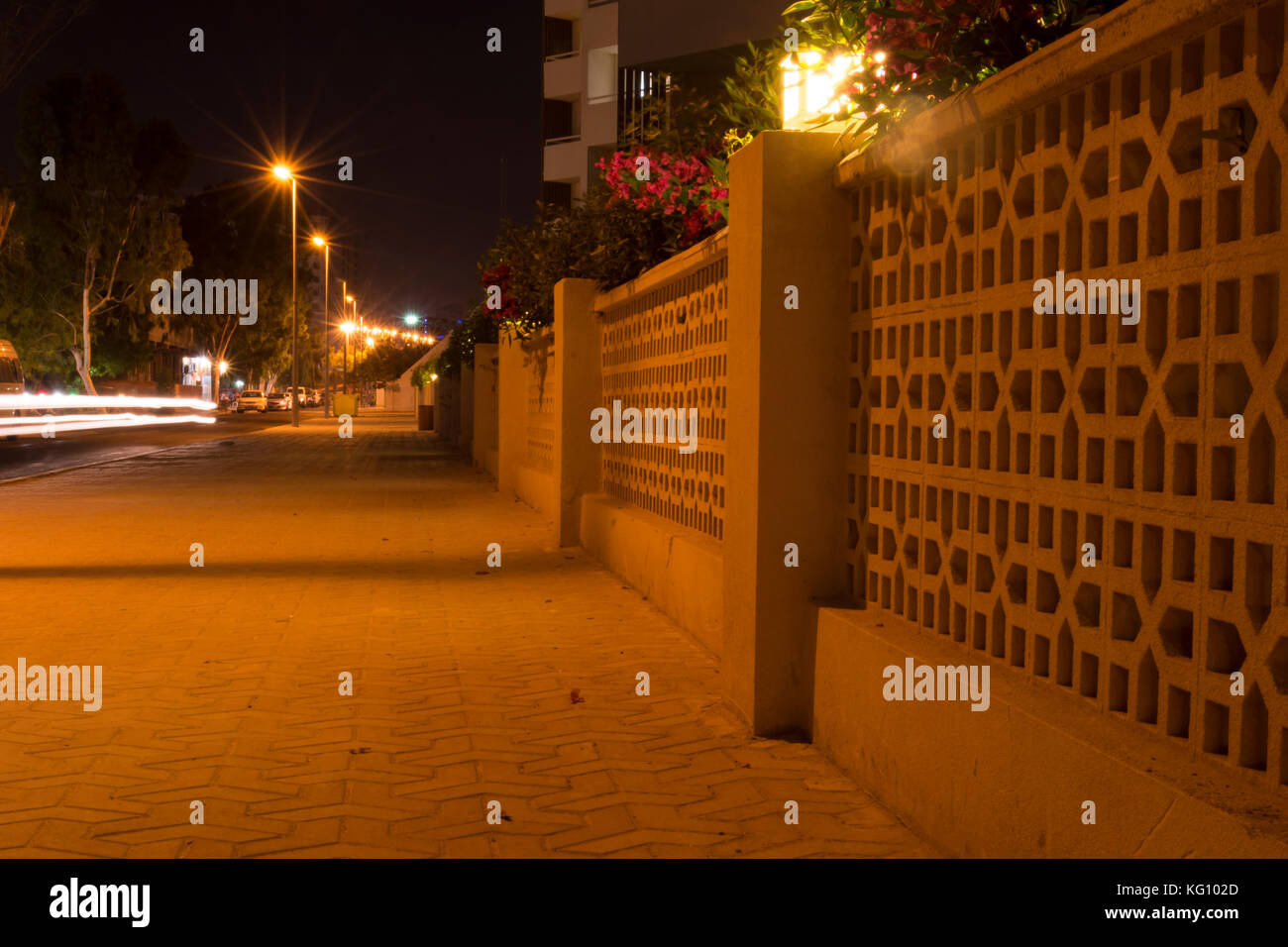 Città urbana Street con auto sentieri di luce e decorate splendidamente recinto di notte Foto Stock