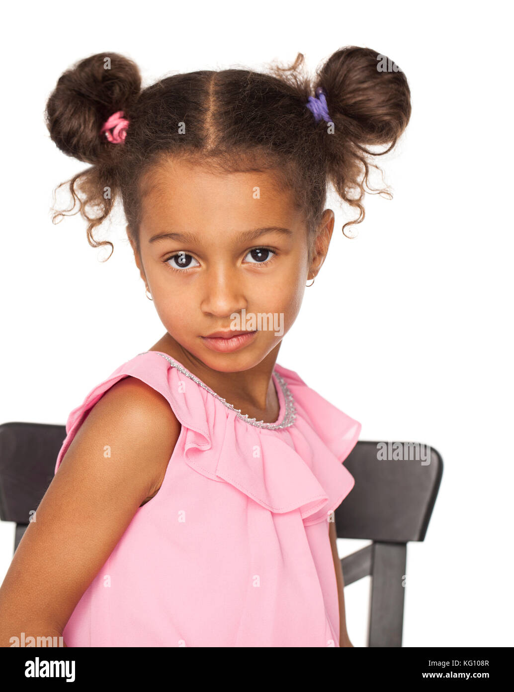 Close up ritratto di poco ragazza africana con acconciatura afro isolati su sfondo bianco Foto Stock