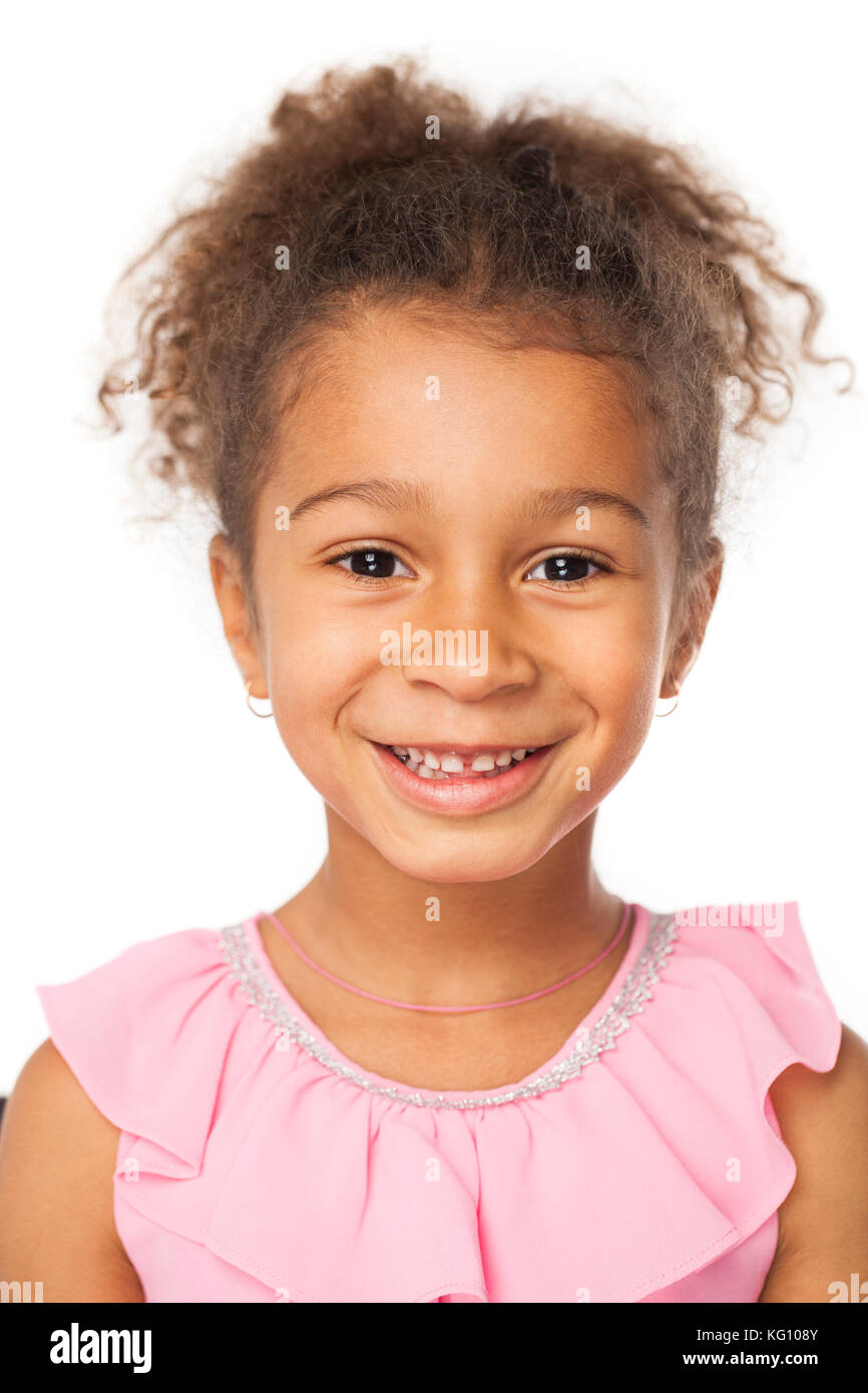 Sorridente cinque anni adorabili African American Girl testa e spalle ritratto su sfondo bianco Foto Stock