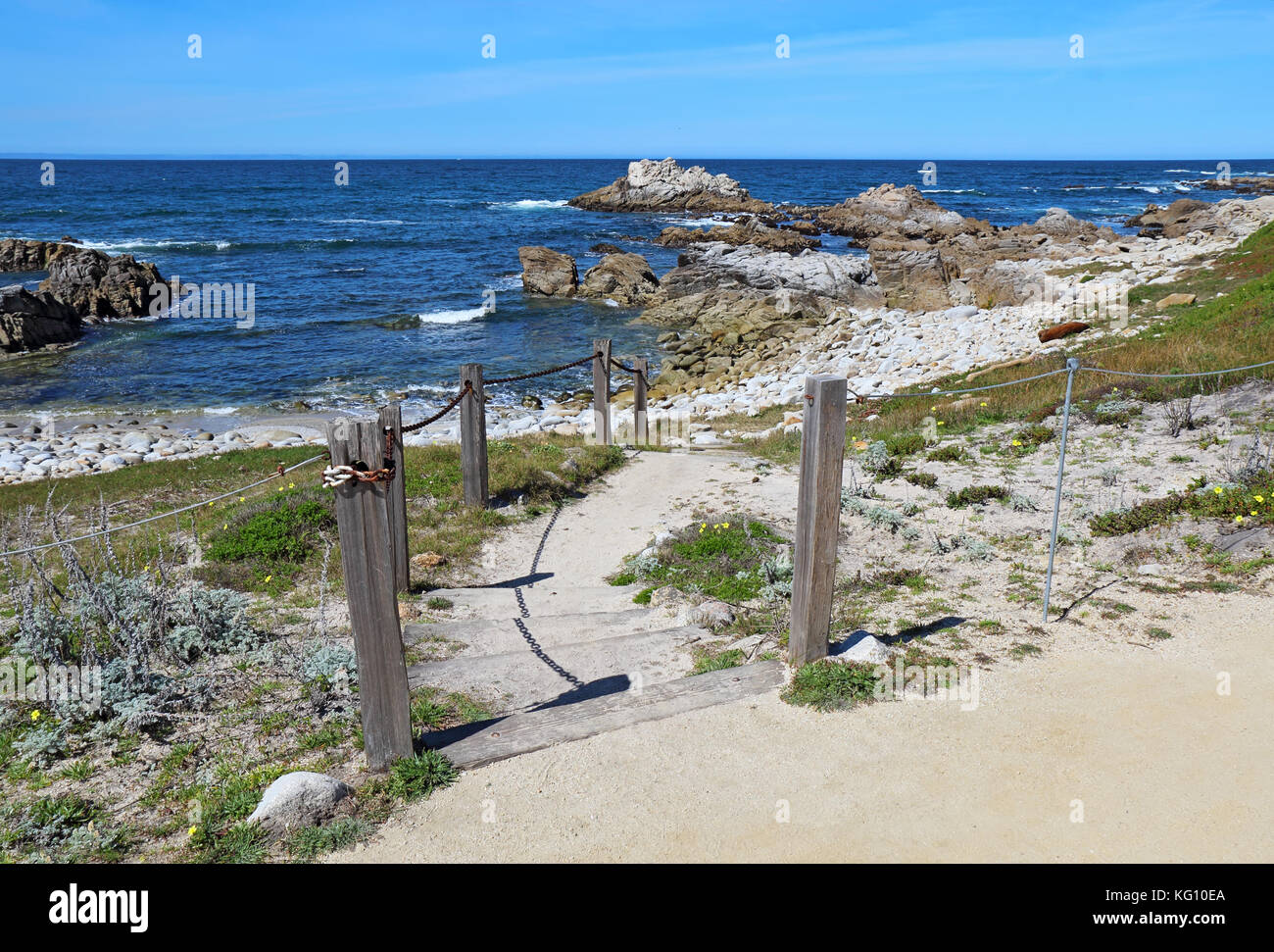 Scale e passerella per la spiaggia rocciosa a stato asilomar beach sulla penisola di Monterey in Pacific Grove, California Foto Stock