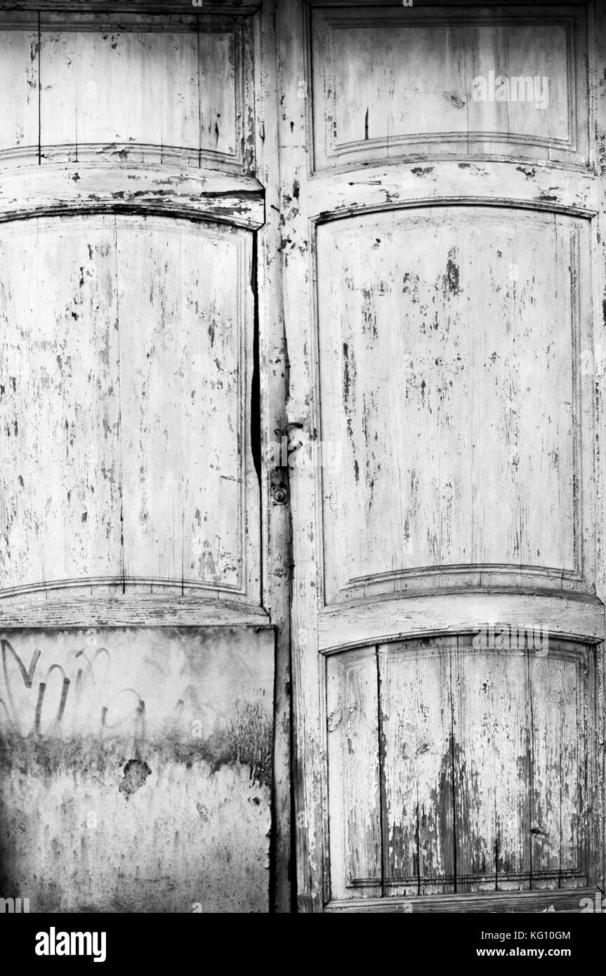 Età porta forato con lucchetto immagine in bianco e nero Foto Stock