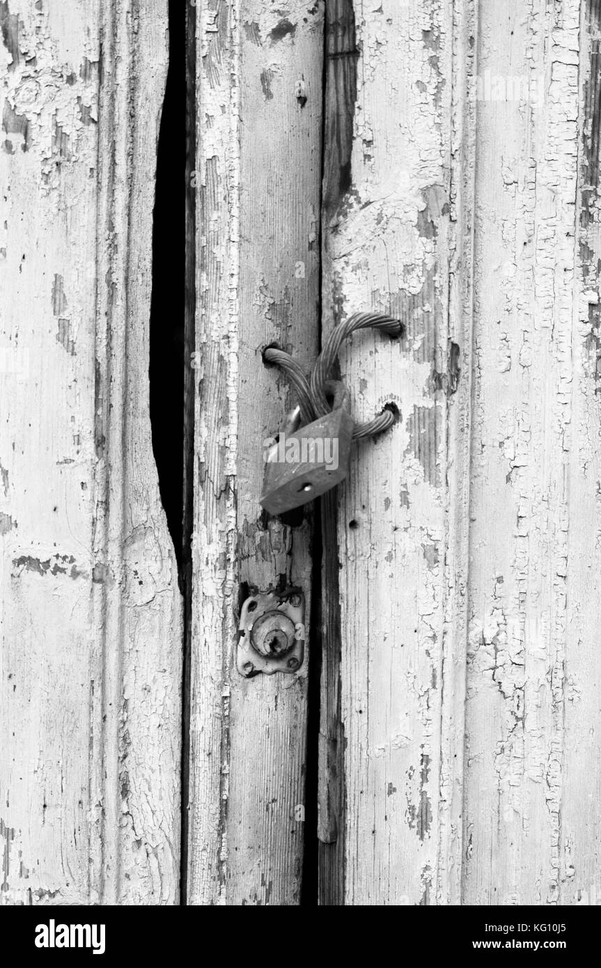 Età porta forato con lucchetto immagine in bianco e nero Foto Stock
