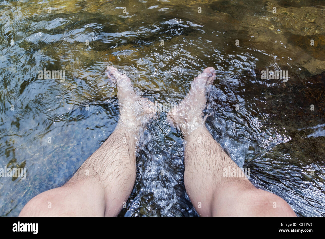 Immergendo i piedi nell'acqua immagini e fotografie stock ad alta