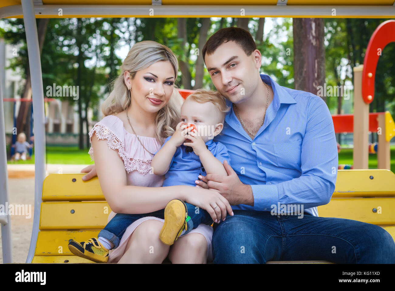 Buona famiglia passeggiate nel parco Foto Stock