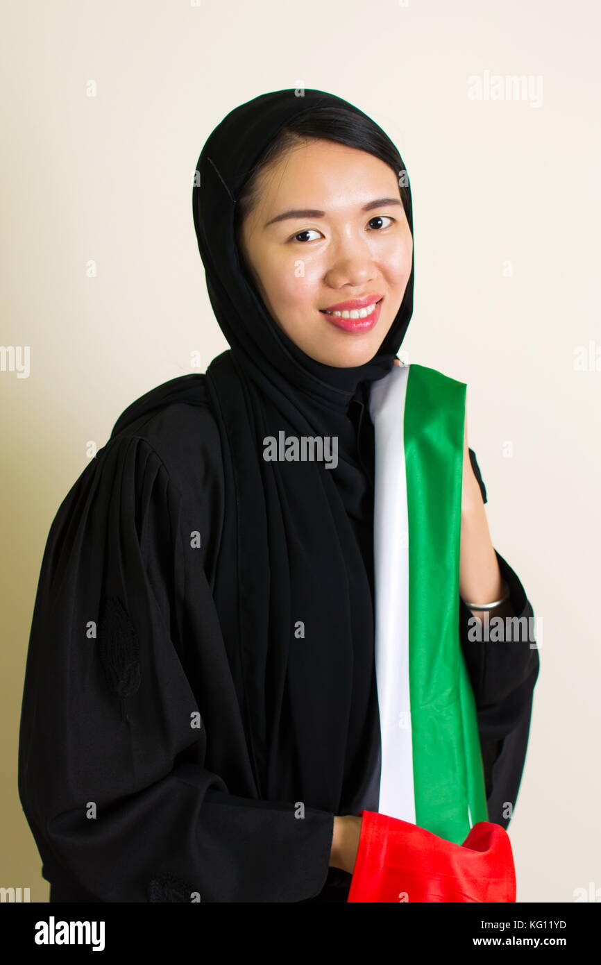 Donna musulmana tenendo la bandiera degli emirati arabi uniti Foto Stock