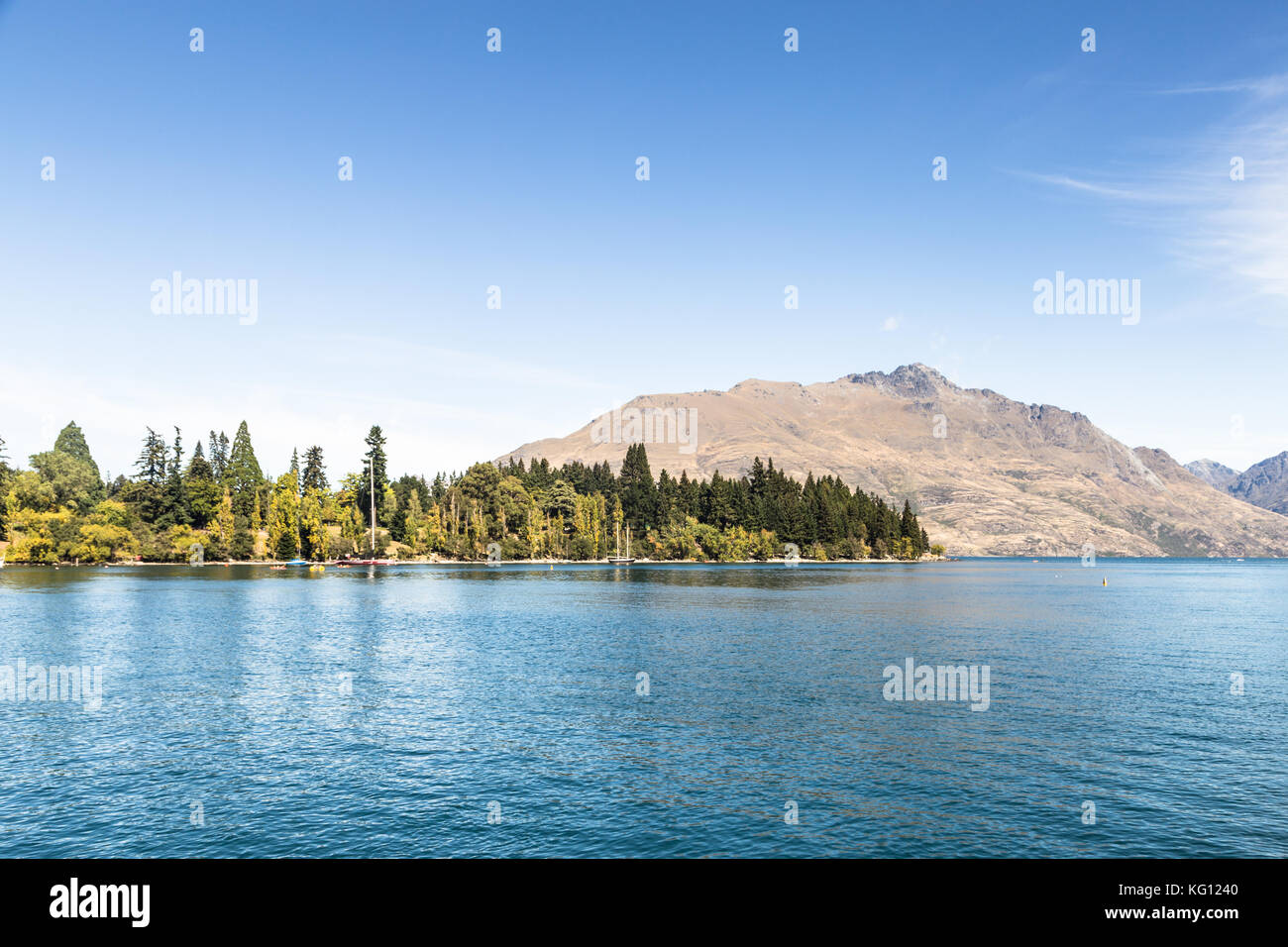 Il lago di Wakatipu in Queenstown su una soleggiata giornata estiva in Nuova Zelanda Foto Stock