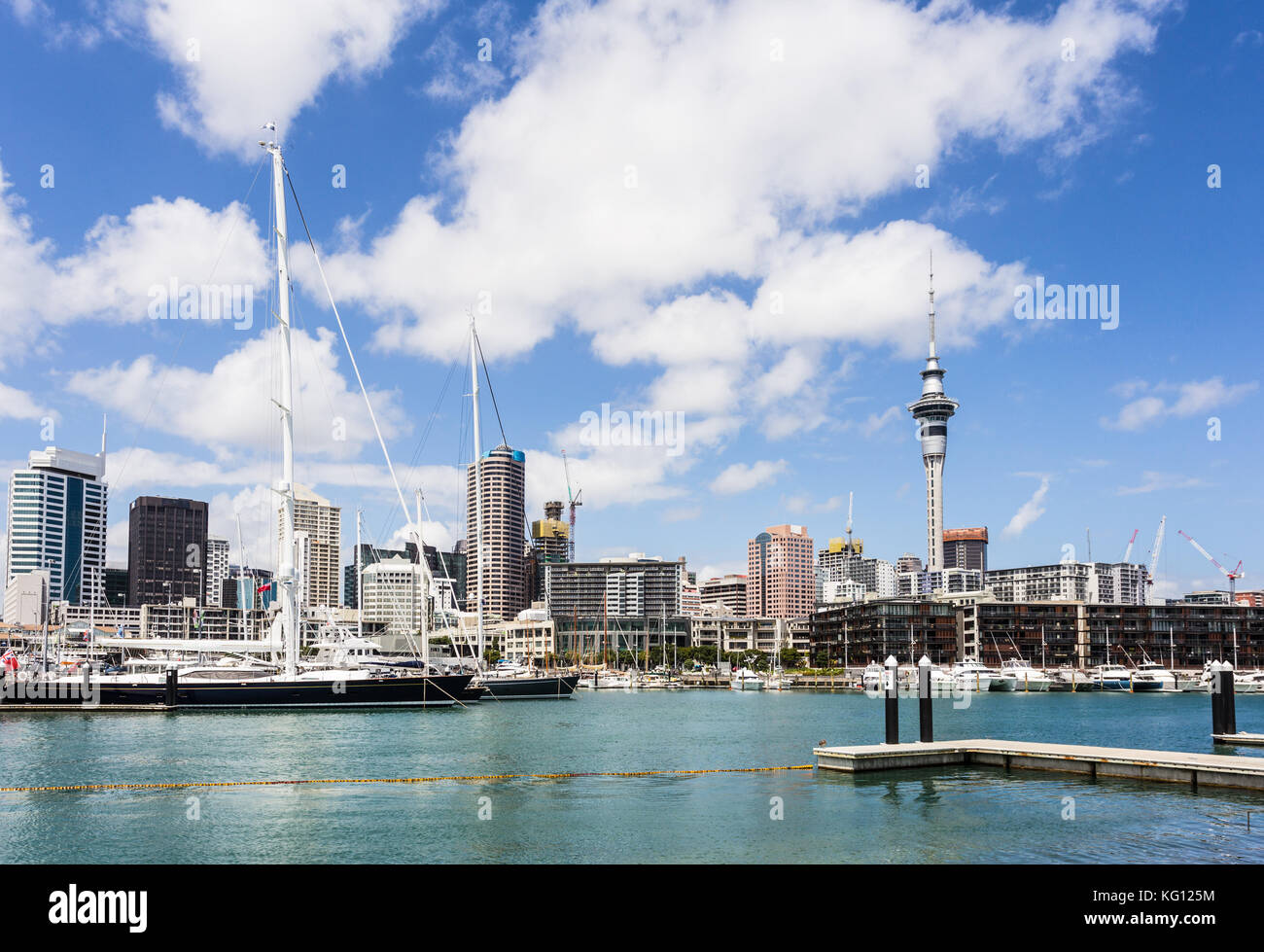 Una vista da wynyard distretto per il viadotto del porto di Auckland con il quartiere finanziario in background in Nuova Zelanda la più grande città. Foto Stock