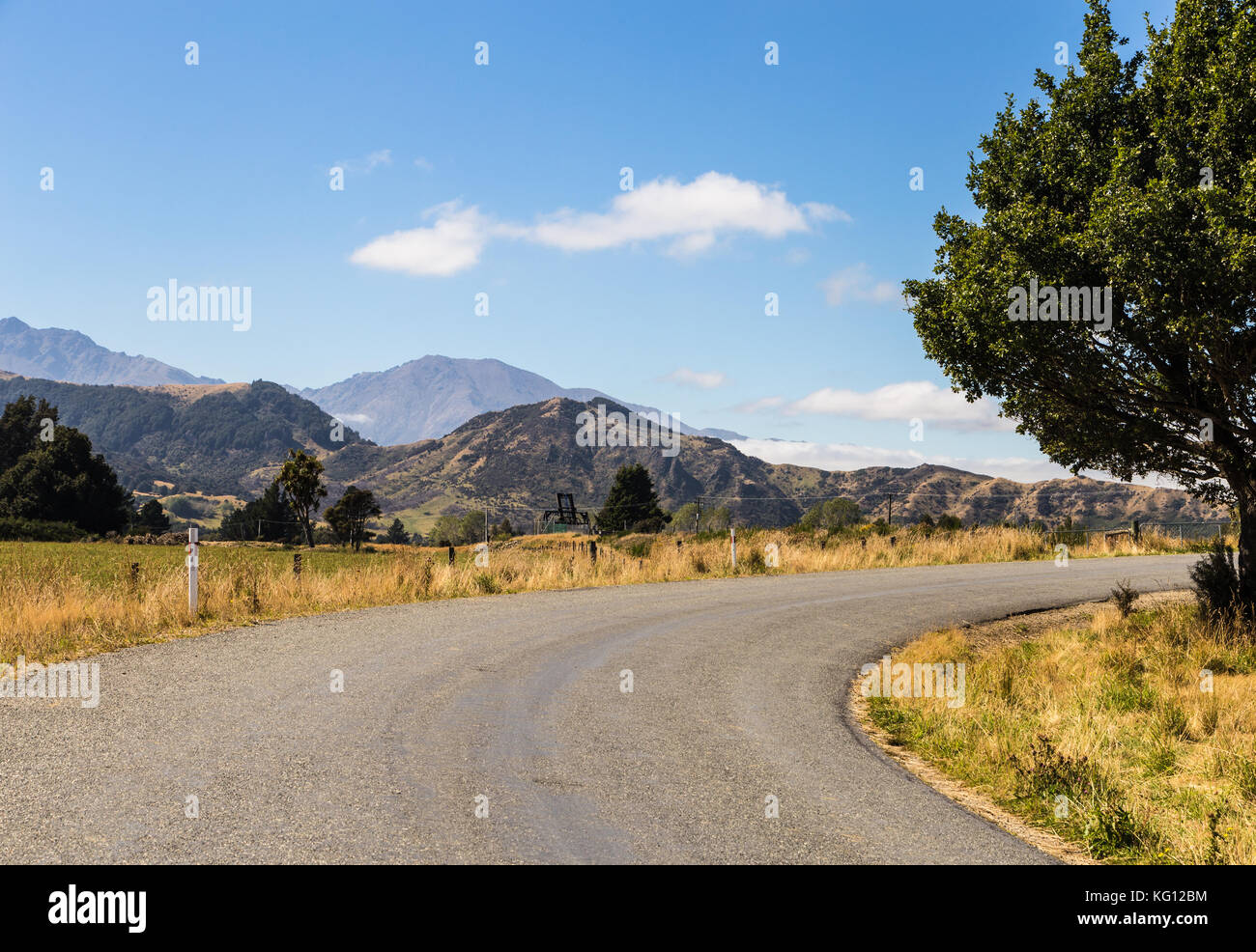 Sulla ghiaia strada di campagna tra il lago monowai e costa sud dell'Isola Sud della Nuova Zelanda. Foto Stock