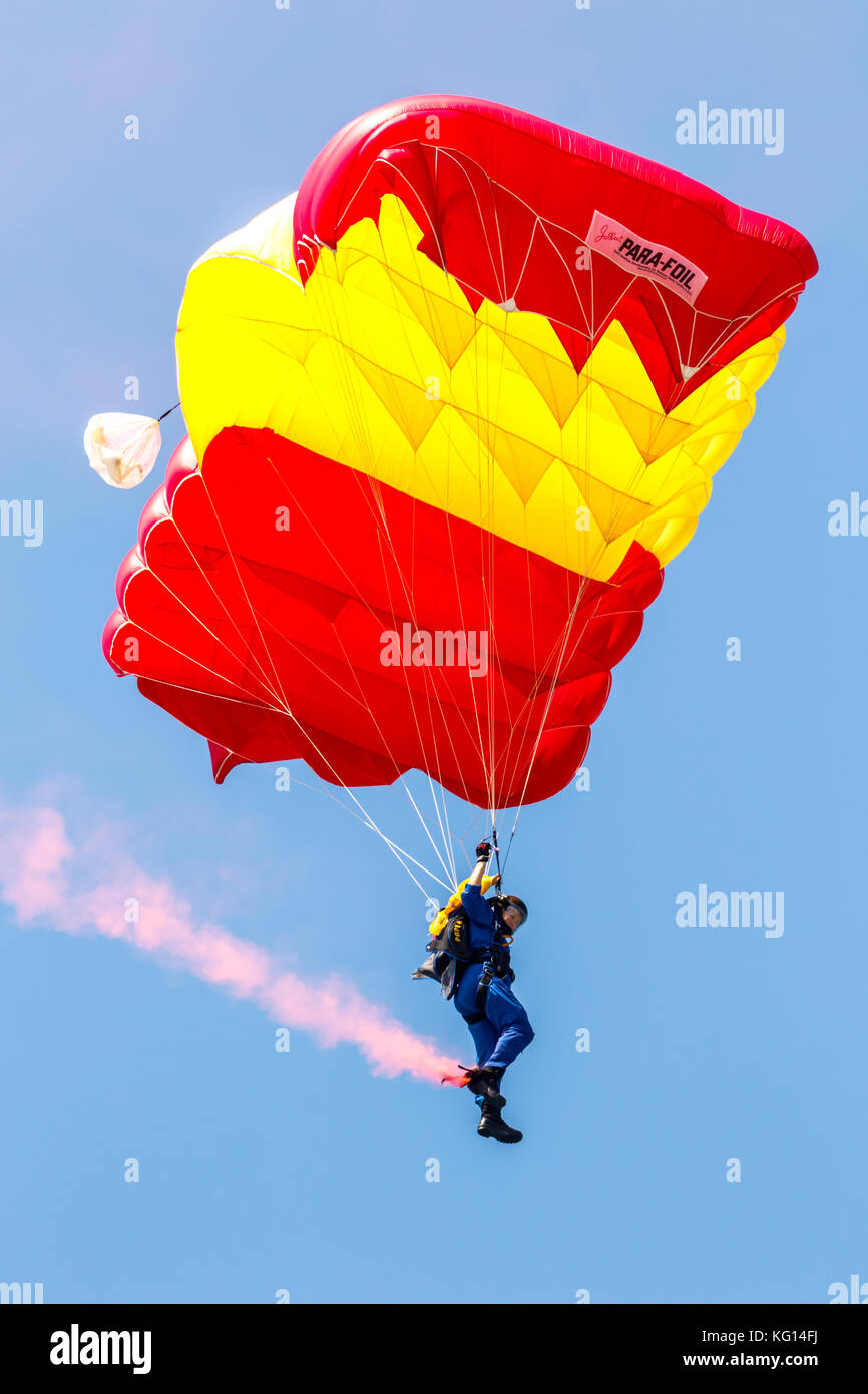 MOTRIL, Granada, SPAGNA-JUN 11: Parachutist del PAPEA prendendo parte a una mostra sul dodicesimo airshow internazionale di Motril a giugno 11, 2017, in M Foto Stock