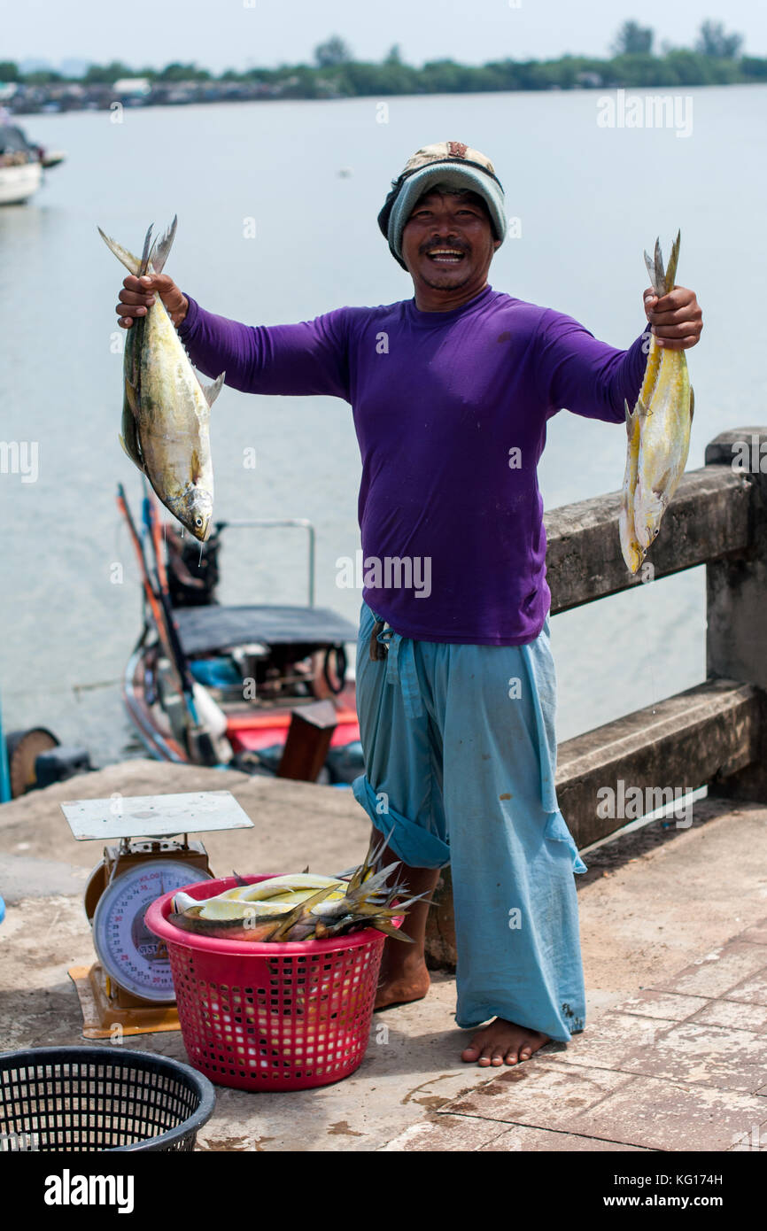 Ritratto di pescatore tenendo un catturati pesci accanto al fiume, Krabi town, Thailandia, Asia Foto Stock