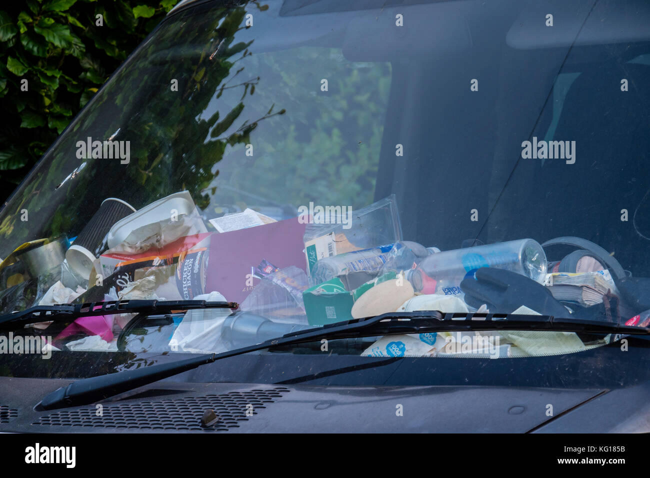 Rifiuti su un cruscotto furgone Foto Stock