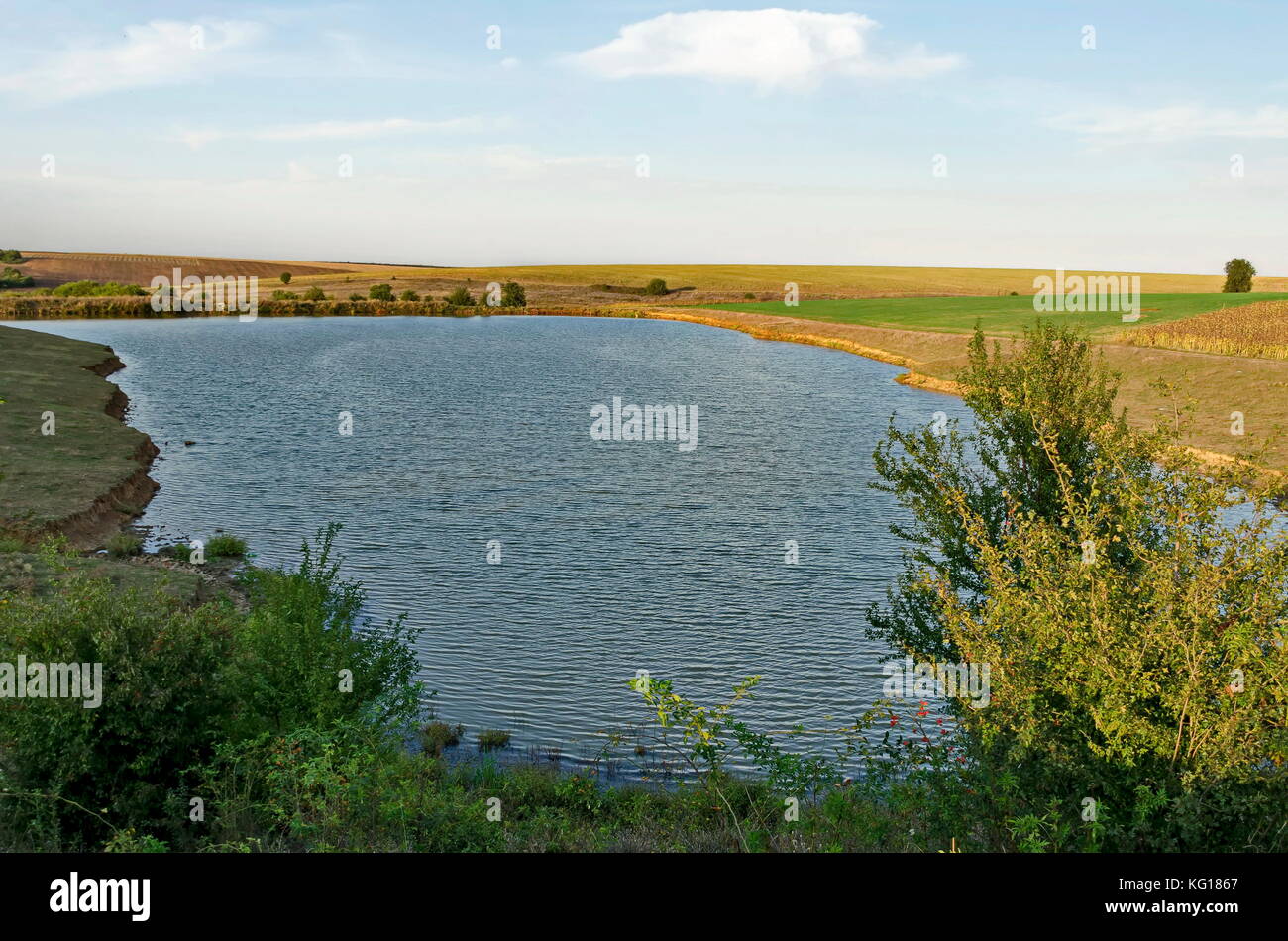 Paesaggio pittoresco con vista del lago in un campo autunnale in area ludogorie, zavet, Bulgaria Foto Stock