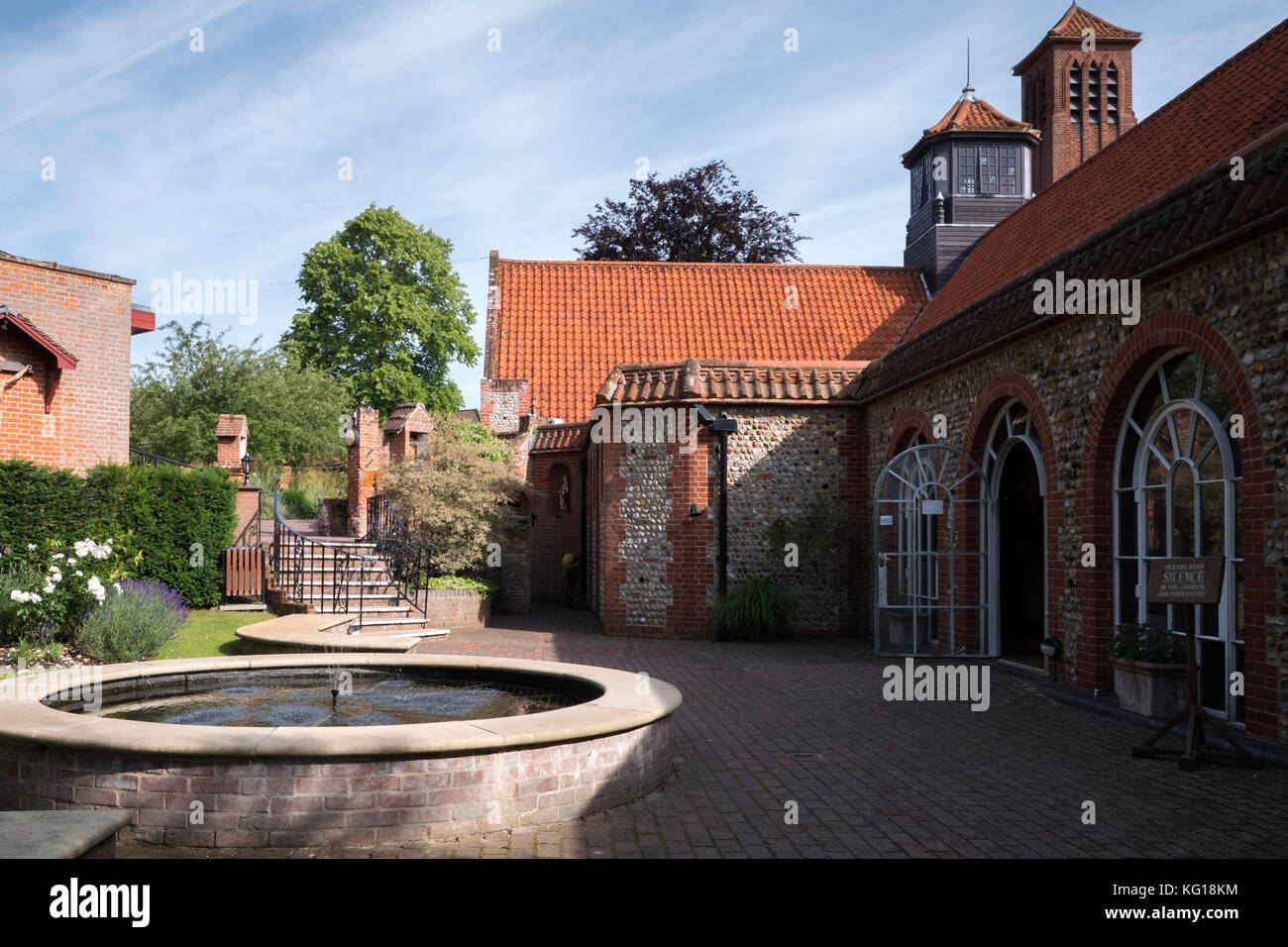 Il Santuario del cortile interno di nostra Signora Little Walsingham Norfolk Inghilterra Foto Stock