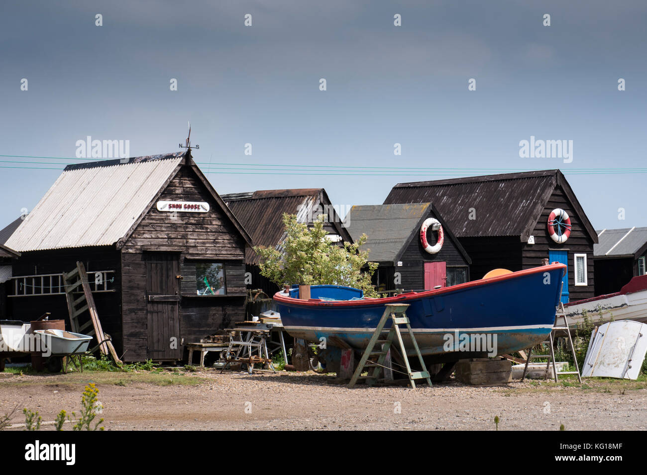 Barca da pesca in riparazione Fisherman Huts Southwold porto Southwold Suffolk Inghilterra Foto Stock