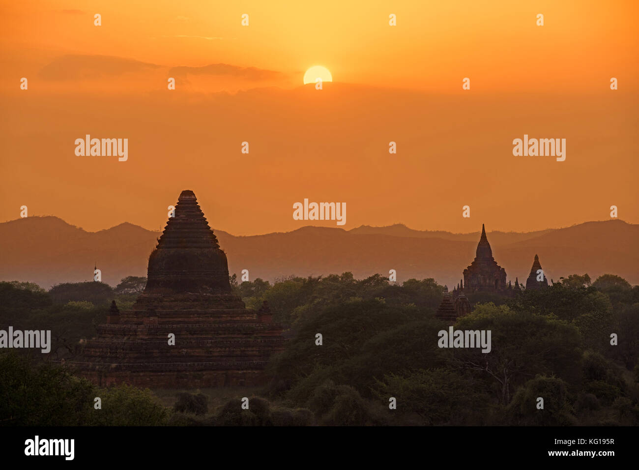 Templi buddisti e pagode al tramonto nella città antica bagan / pagana, mandalay regione, myanmar / BIRMANIA Foto Stock
