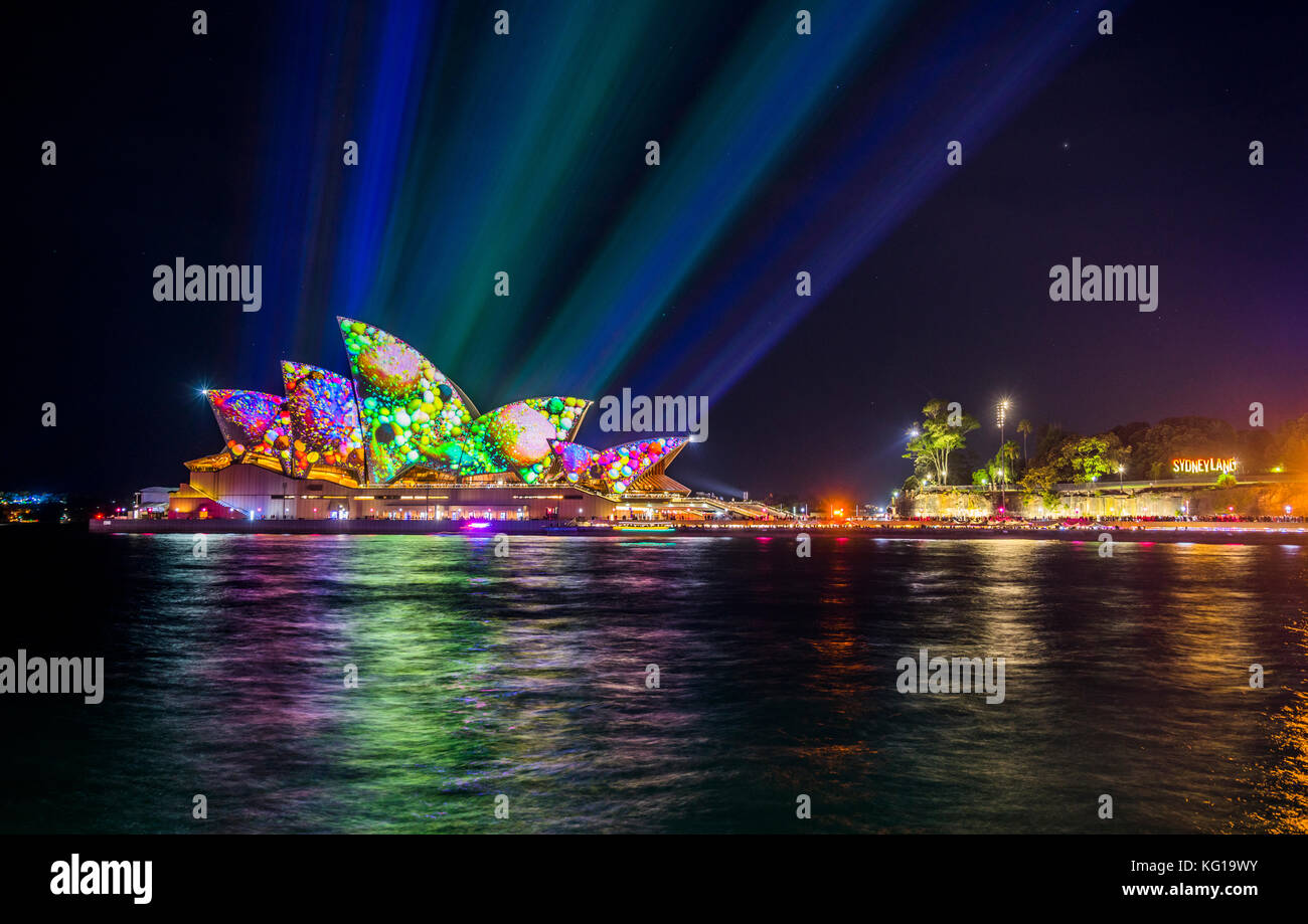 Australia, Nuovo Galles del Sud di Sydney Opera House, l'illuminazione delle vele con creature audio durante la vivida luce 2017 Foto Stock