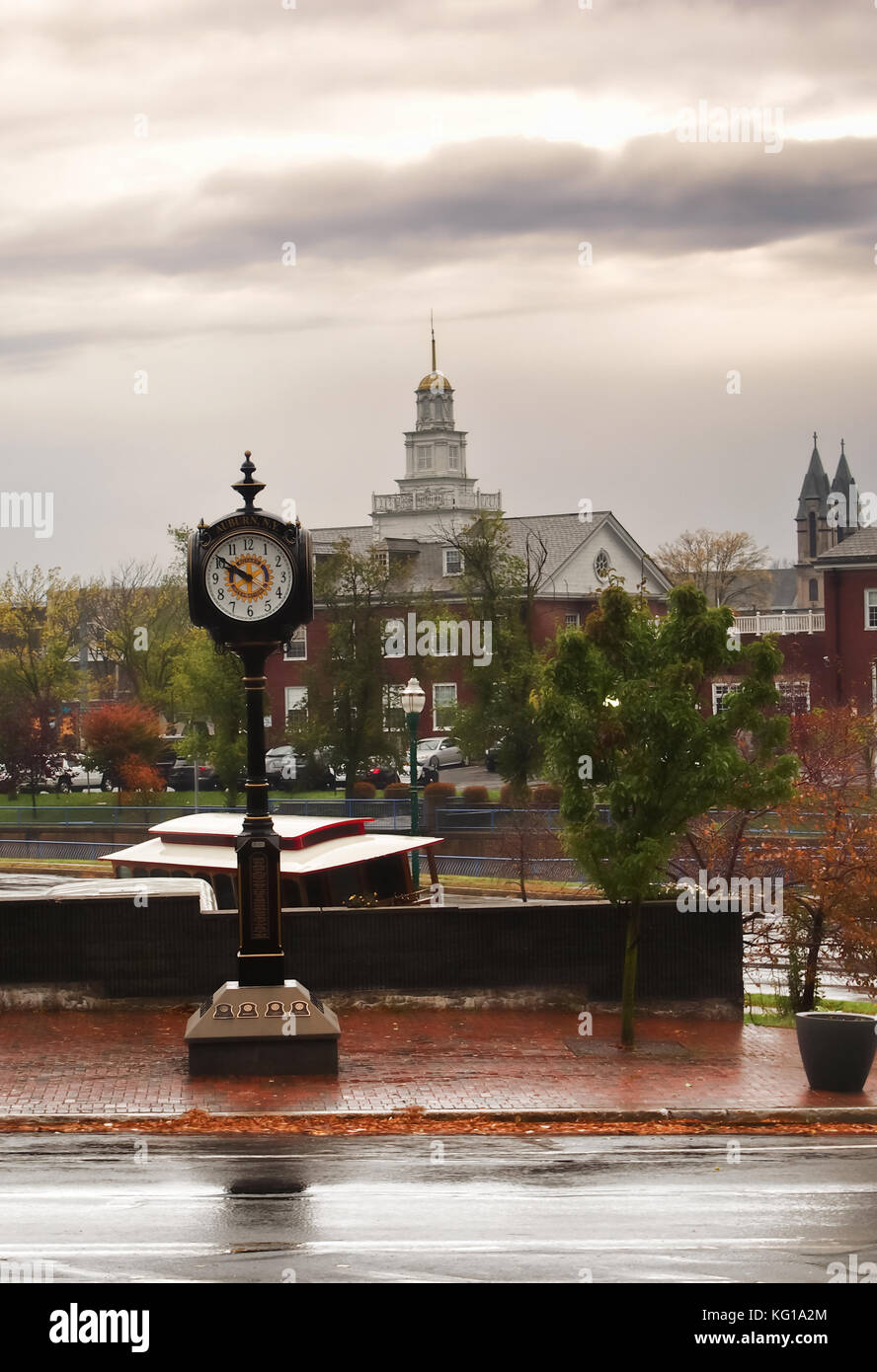 Auburn , new york, Stati Uniti d'America. Vista sulla città di Auburn, new york dal loop street, guardando ad ovest verso la città con orologio decorativo e auburn city cle Foto Stock