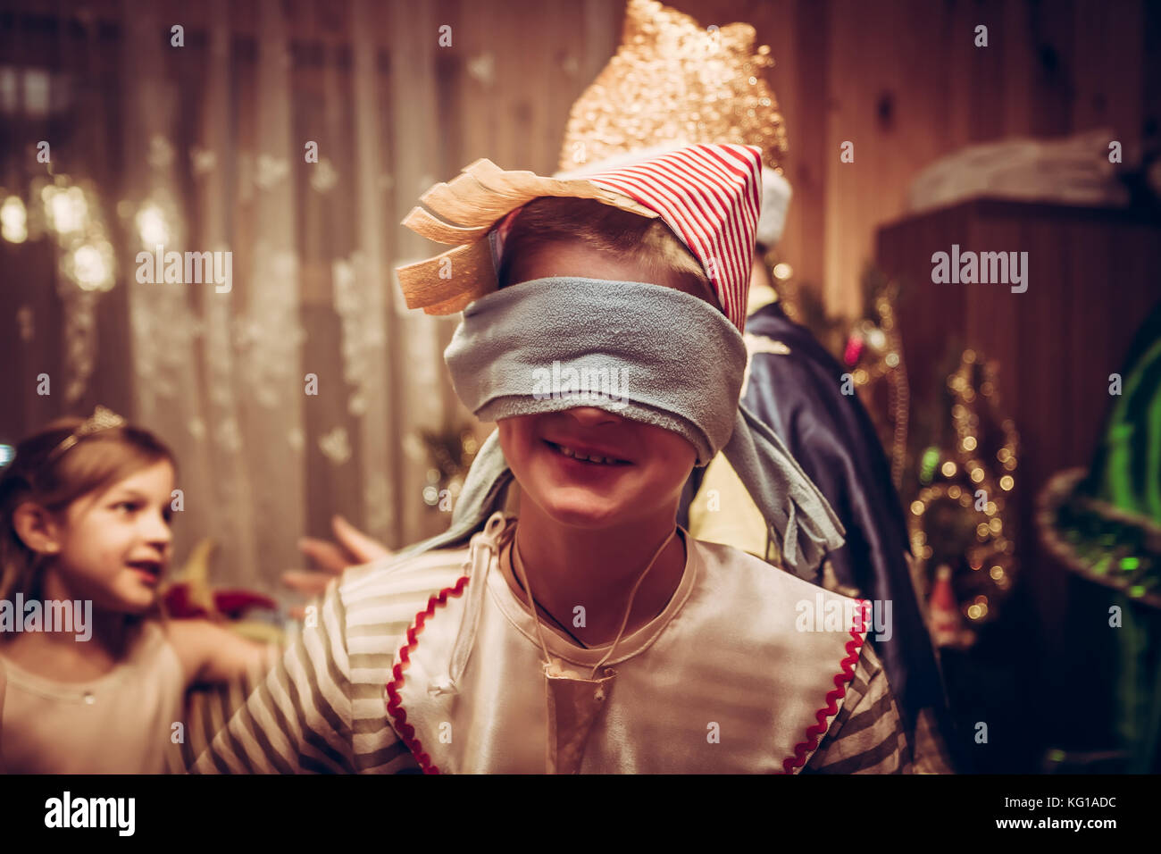 Bambino felice in costume di carnevale di Pinocchio durante le vacanze di Natale celebrazione Foto Stock