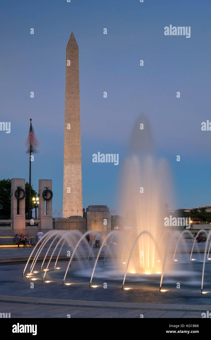 Il Monumento di Washington dalla Guerra Mondiale 2 fontana commemorativa di notte, National Mall di Washington DC, Stati Uniti d'America Foto Stock
