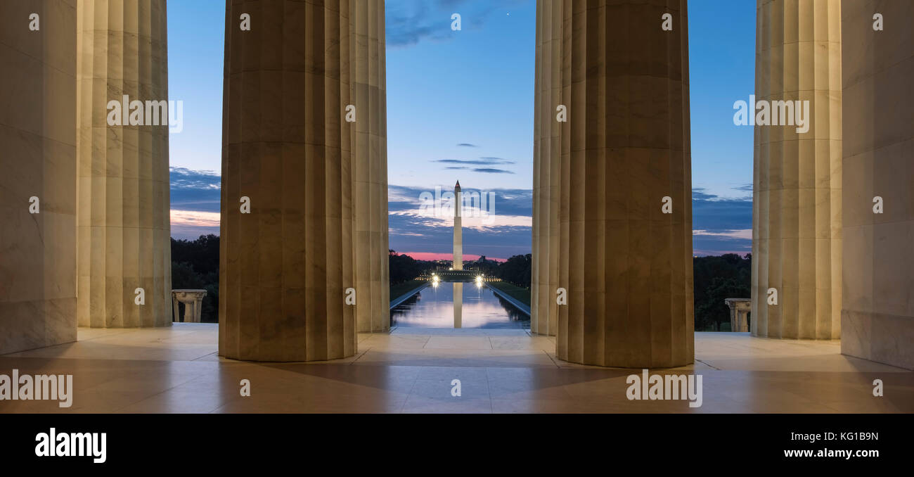 Il Monumento a Washington e il Pool di riflessione all'alba dall'interno del Lincoln Memorial, National Mall di Washington DC, Stati Uniti d'America Foto Stock