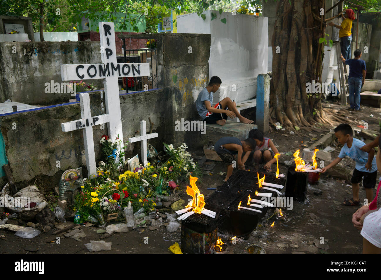 Veterans Cemetery, Cebu City, Filippine. 02 novembre 2017. I filippini si riuniscono in un'area comune per illuminare le candele e offrire preghiere ai parenti defunti e ai loro cari. Credit: Imagegallery2/Alamy Live News Foto Stock