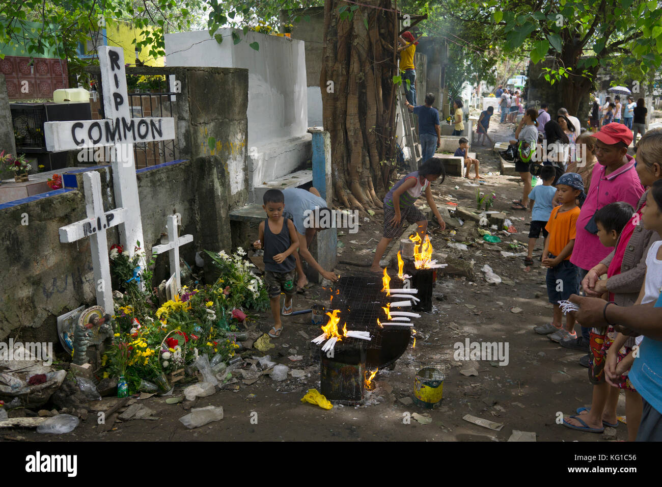Veterans Cemetery, Cebu City, Filippine. 02 novembre 2017. I filippini si riuniscono in un'area comune per illuminare le candele e offrire preghiere ai parenti defunti e ai loro cari. Credit: Imagegallery2/Alamy Live News Foto Stock