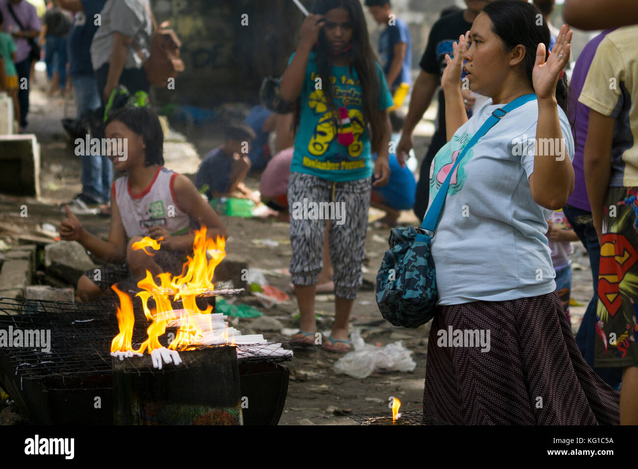 Veterans Cemetery, Cebu City, Filippine. 02 novembre 2017. I filippini si riuniscono in un'area comune per illuminare le candele e offrire preghiere ai parenti defunti e ai loro cari. Credit: Imagegallery2/Alamy Live News Foto Stock