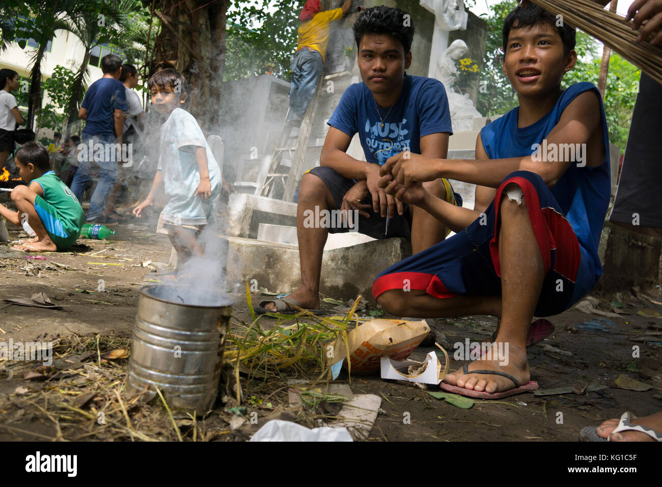 Veterans Cemetery, Cebu City, Filippine. 02 novembre 2017. All'interno dei cimiteri i bambini illuminano i fuochi che escudi fumo nella credenza che si allontanerà spiriti malvagi.chiunque lasci il Cimitero dovrebbe passare attraverso il fumo. Credit: Imagegallery2/Alamy Live News Foto Stock