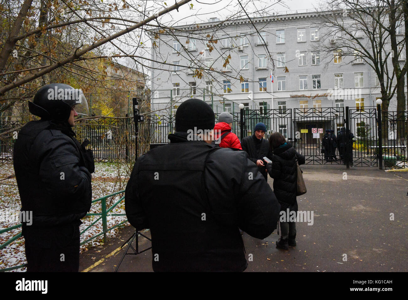 Mosca, Russia. 1 nov, 2017. La polizia al di fuori del politecnico № 42 su gvardeiskaya Street dove i cadaveri di un insegnante e gli studenti sono stati trovati. Credito: jsphoto/alamy live news Foto Stock