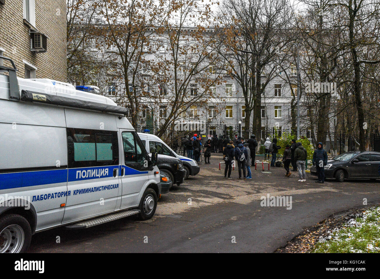 Mosca, Russia. 1 nov, 2017. La polizia van al di fuori del politecnico № 42 su gvardeiskaya Street dove i cadaveri di un insegnante e gli studenti sono stati trovati. Credito: jsphoto/alamy live news Foto Stock