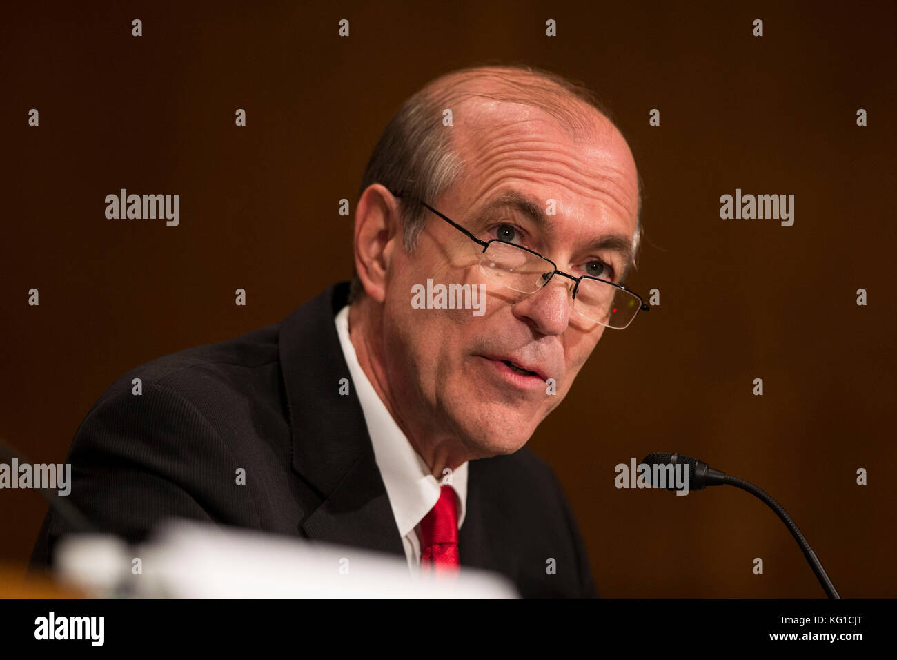 Washington, Stati Uniti. 1 novembre 2017. L'ex rappresentante degli Stati Uniti Scott Garrett (repubblicano del New Jersey) interviene davanti alla commissione del Senato degli Stati Uniti per le banche, gli alloggi e gli affari urbani durante la sua audizione di conferma per essere presidente della Export-Import Bank a Capitol Hill, DC, il 1° novembre 2017. Crediti: Alex Edelman/CNP - NESSUN SERVIZIO DI TELECOMUNICAZIONE · crediti: Alex Edelman/Consolidated/dpa/Alamy Live News Foto Stock