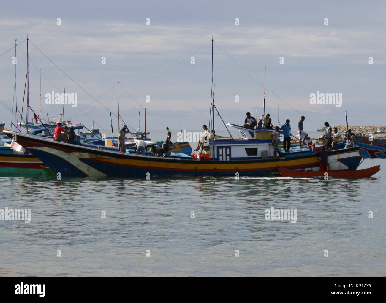 1 novembre 2017 - susoh, Aceh, Indonesia - medie dimensioni barca da pesca visto con manciate di pescatori a bordo..il popolo del sud-ovest della provincia di Aceh sono prevalentemente di pescatori e il reddito regionale nella provincia di Aceh è anche per la maggior parte da oceani. Le attività di pesca di portare a casa la cattura è spesso si trova sulla costa ovest di Aceh..a sud-ovest di Aceh prodotti marini sono abbondanti, ma in crescita del prezzo del pesce nella provincia di Aceh di influenzare il tempo. Se il tempo è brutto quindi il prezzo del pesce anche aumento e viceversa. in aggiunta alle attività dei pescatori e vedute del mare della barca nella unicità e bellezza del suo ow Foto Stock